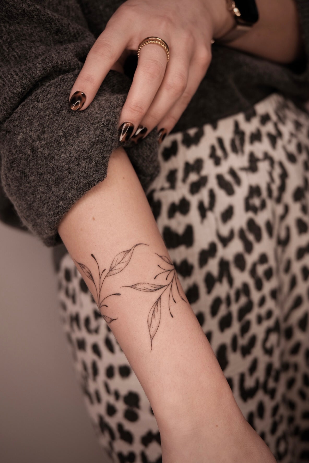 Feines Fineline Handpoke Tattoo einer Lotusblume am Unterarm