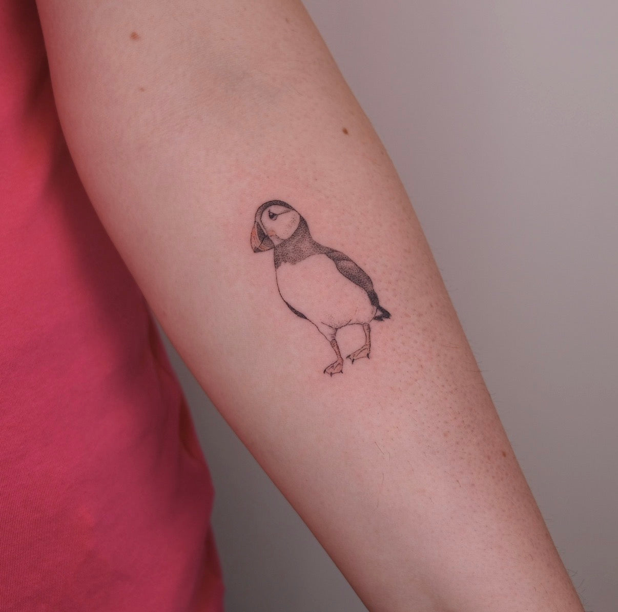 zart gestochenes Handpoke Tattoo mit Farbe am Unterarm