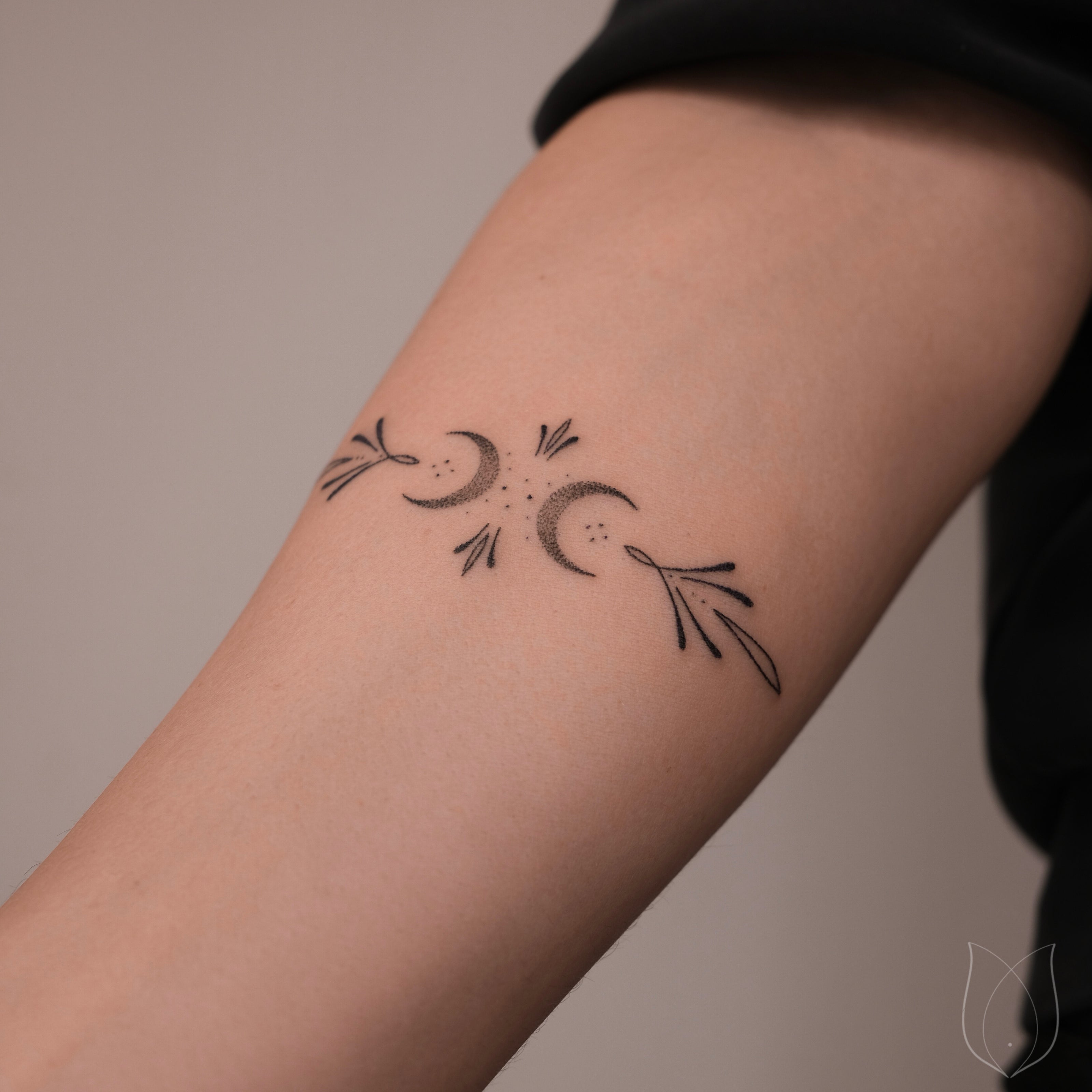 filigranes finleline Mondtattoo am Unterarm