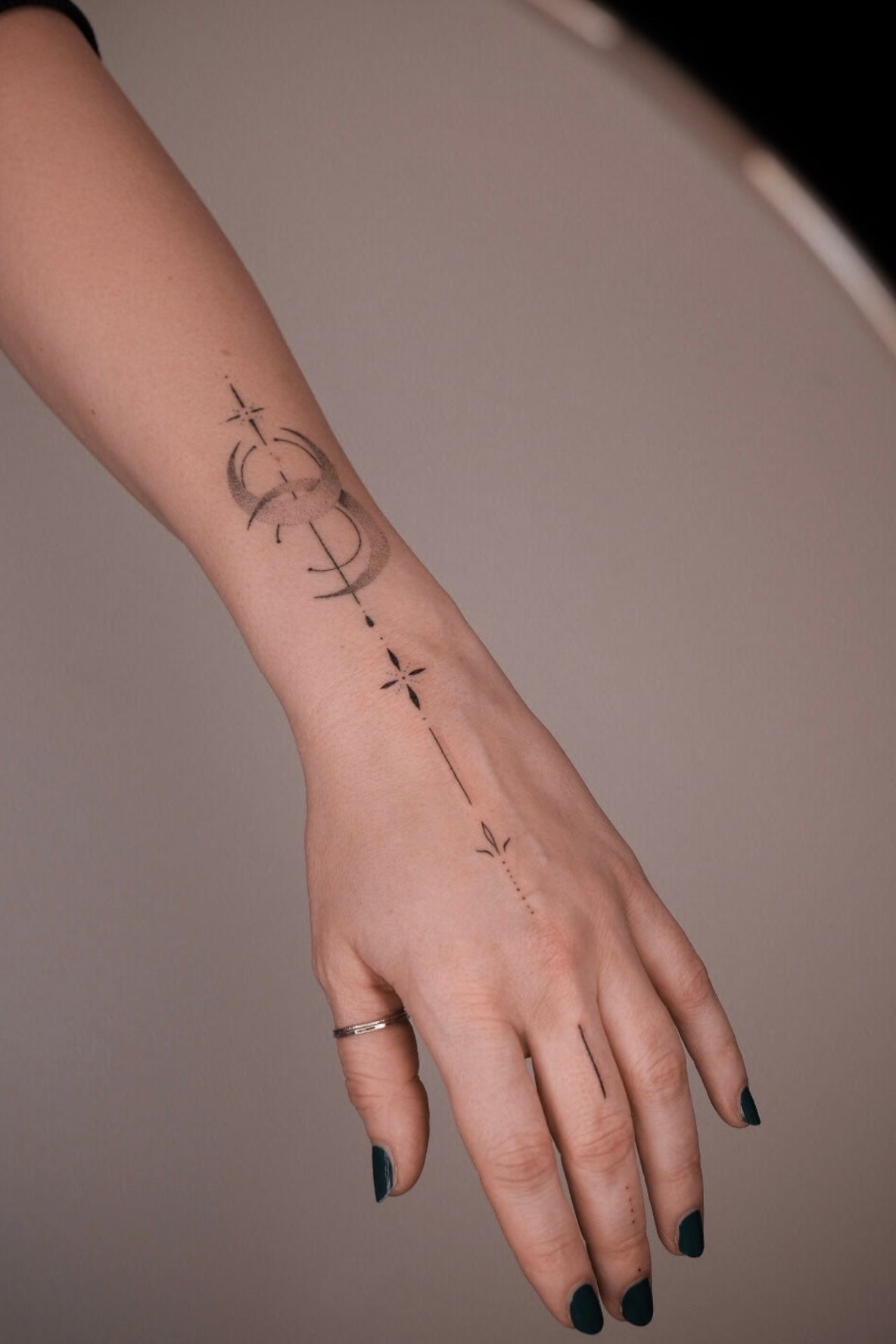 abgeheiltes Mondtattoo mit neuem Ornament handpoke aus Hamburg