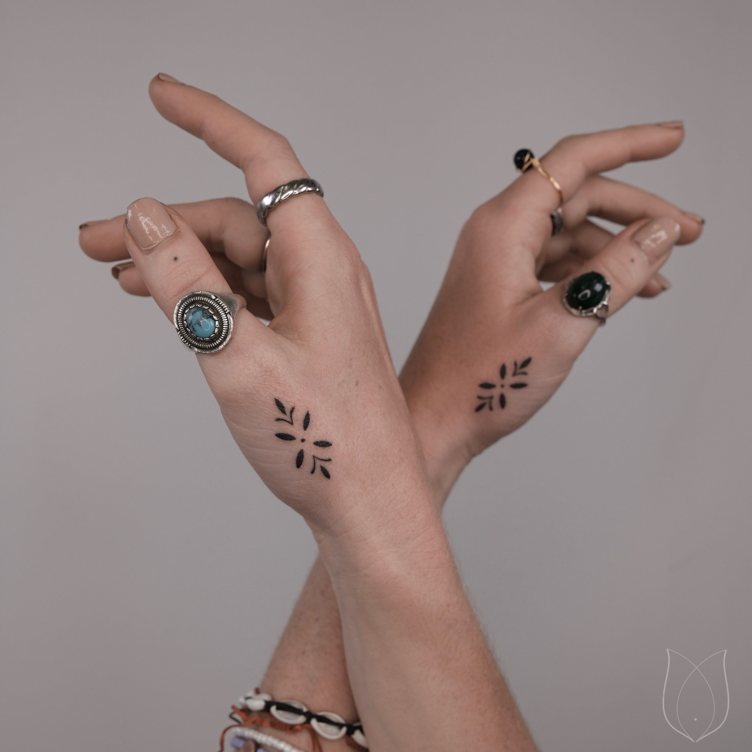 Minimalistisches Fineline Lotus Tattoo auf Hand
