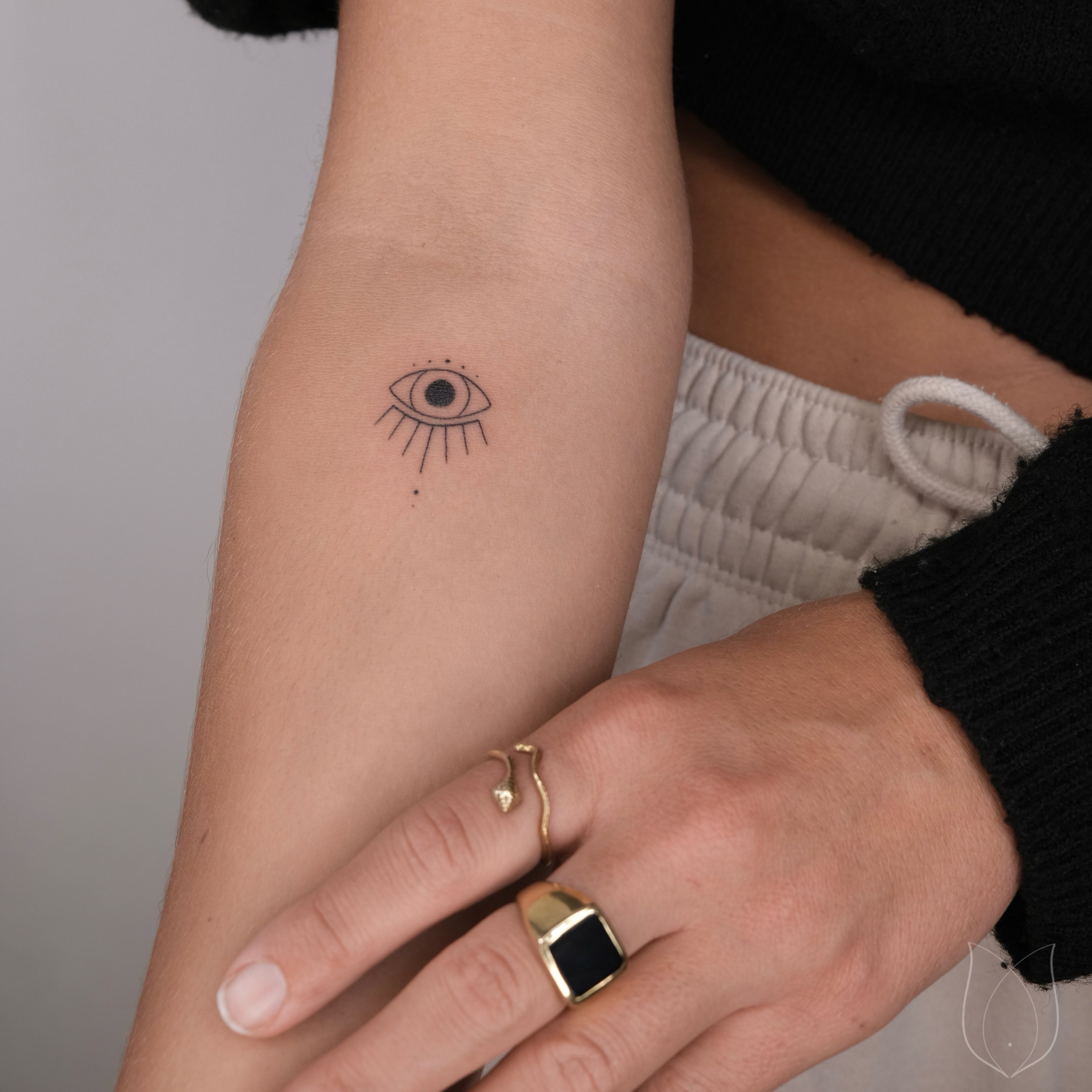 Tiny Tattoo handpoke Auge Tattoo Unterarm  
