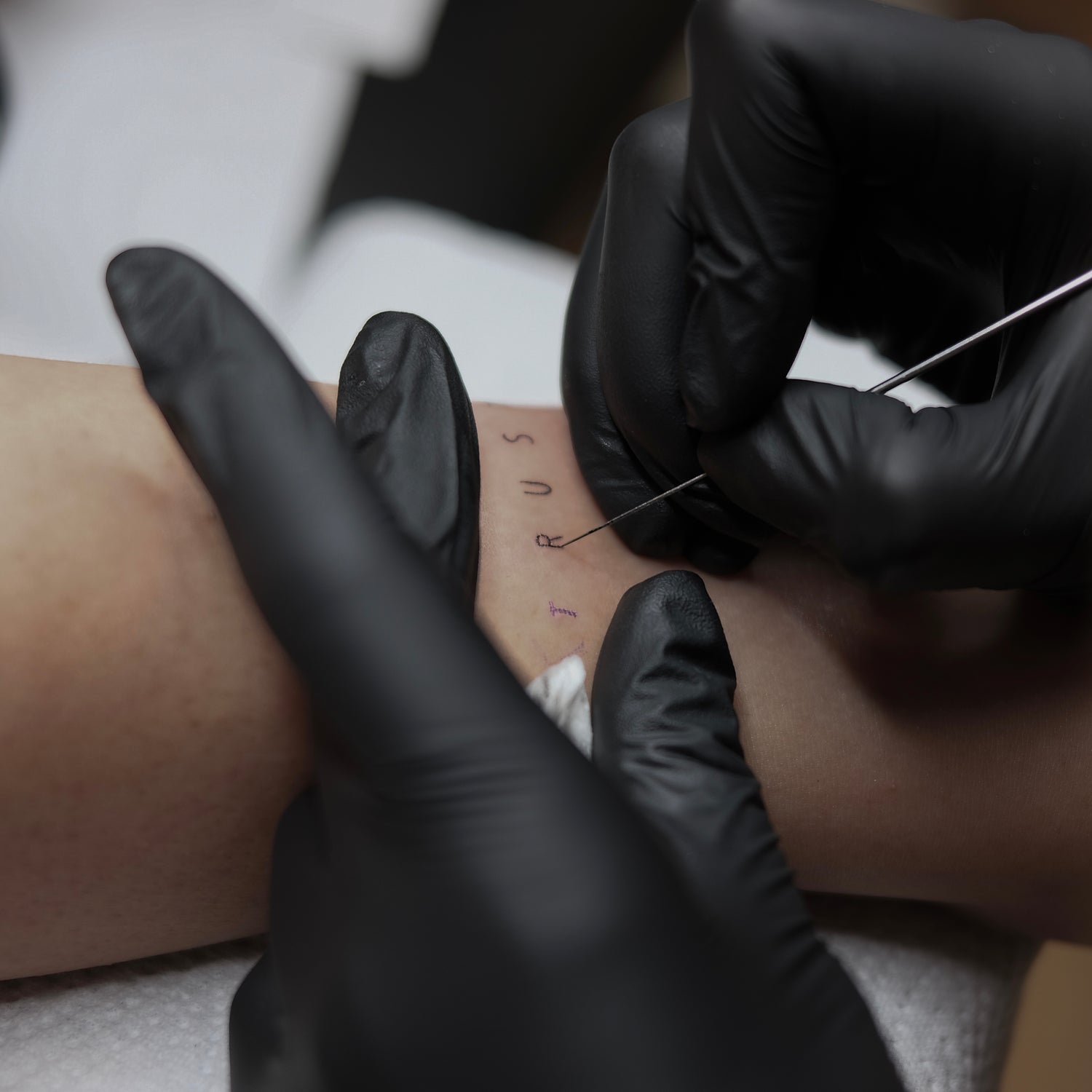 Handpoke Tattoo Hamburg – Kokosmaedchen tätowiert Punkt für Punkt